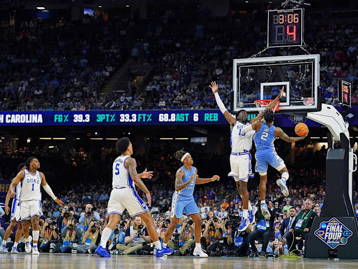 Caleb Love scores on Mark Williams